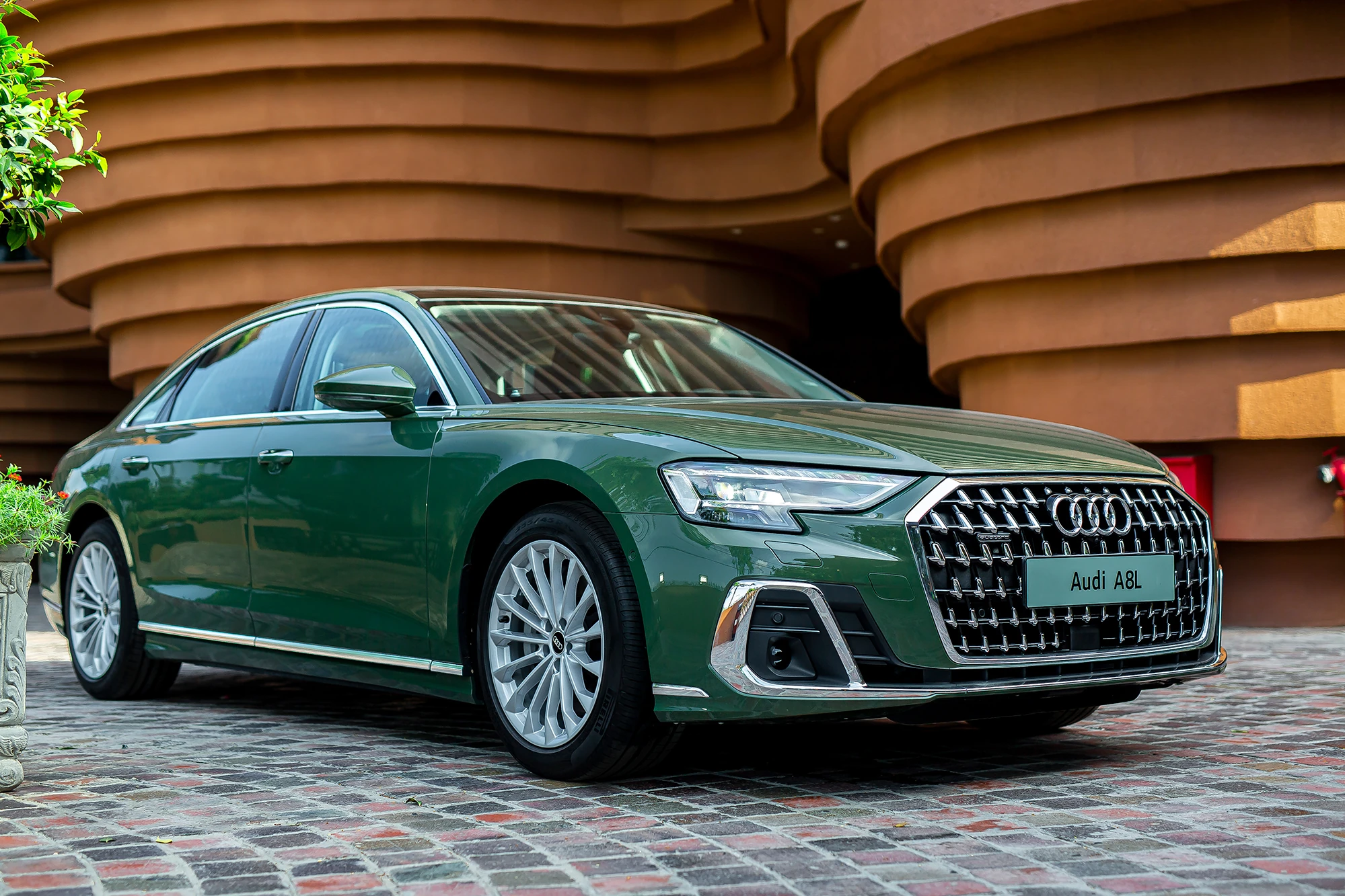 Audi A8 L - Ảnh 1