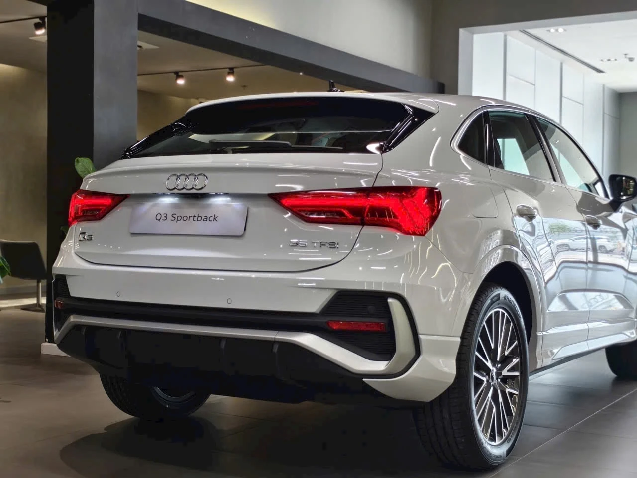 Audi Q3 S Line - Ảnh 10