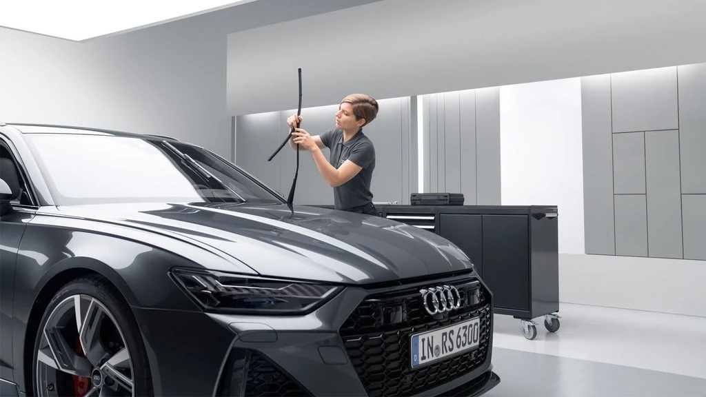 Kỹ thuật viên Audi bảo dưỡng định kỳ tại xưởng dịch vụ chính hãng với thiết bị hiện đại